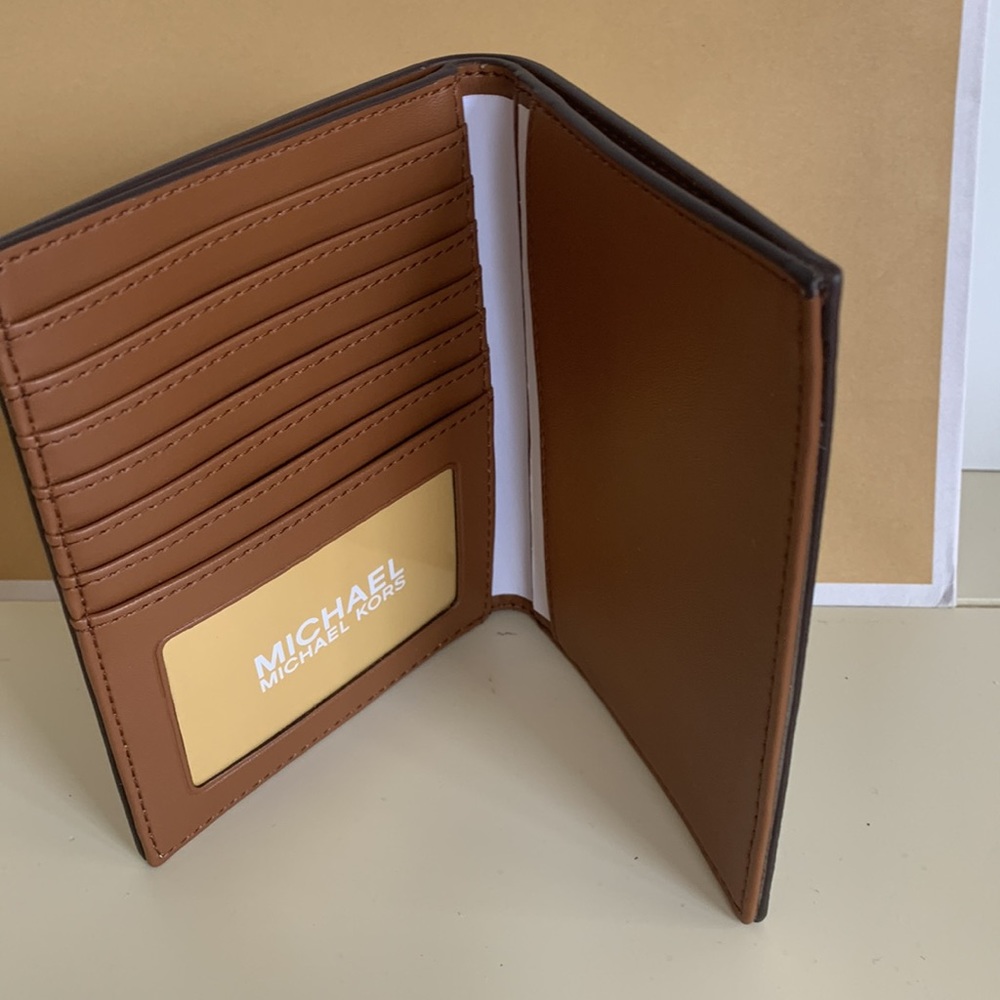 MICHAEL KORS PASSPORT HOLDER NWT - Picture 3 of 6